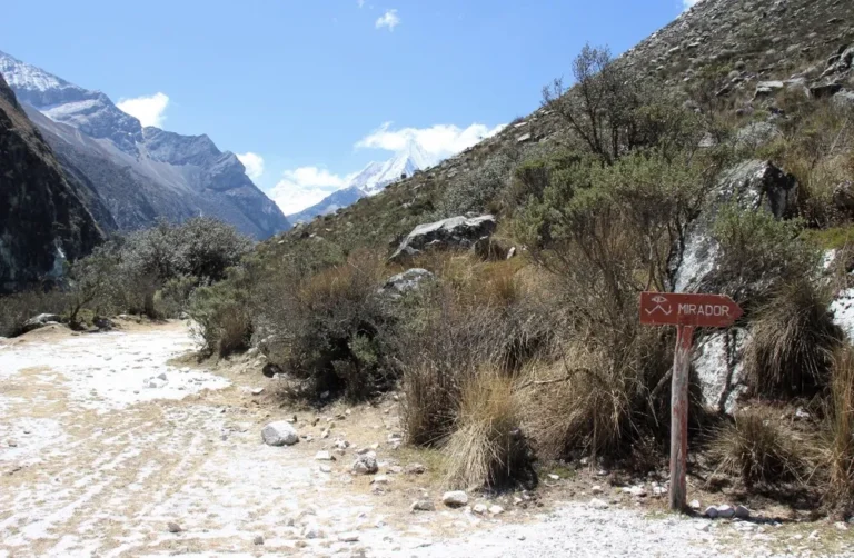 Camino al mirador de la Laguna Paron