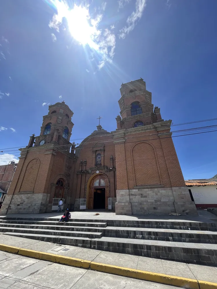 Iglesia de Carhuaz en el tours Lagunas de Llanganuco