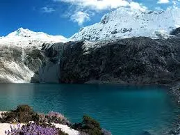 Laguna 69, situada a unos 4600 msnm en la Cordillera Blanca