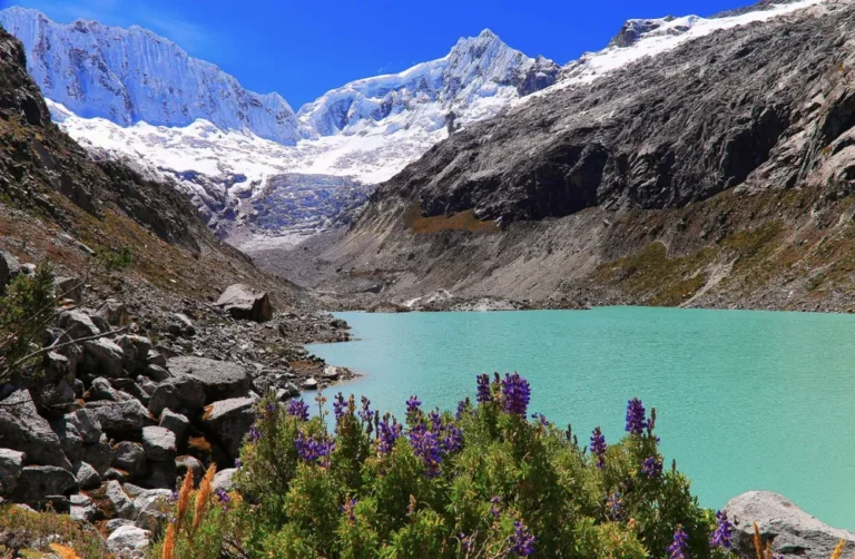 Laguna Llaca en el nevado Vallunaraju