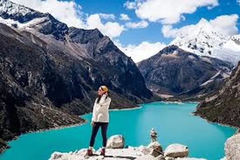 Laguna Paron - Vista del nevado Artesonraju