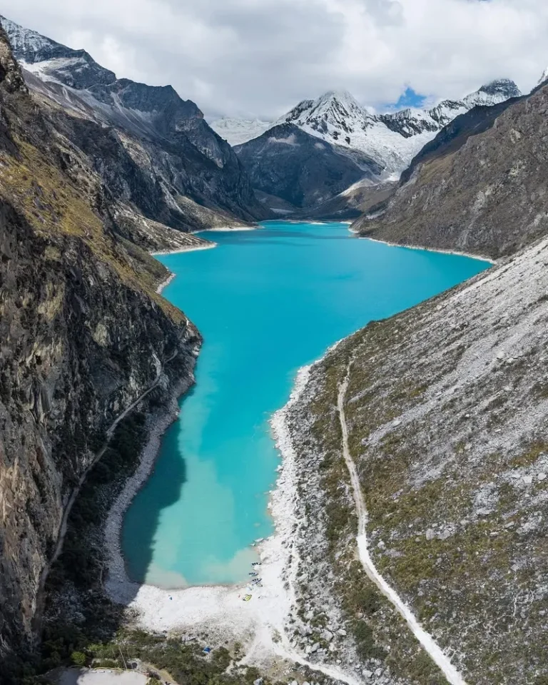 Laguna Paron ubicada en la Cordillera Blanca