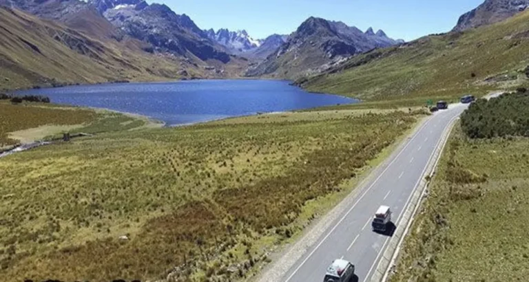 Laguna Querococha camino a Chavin