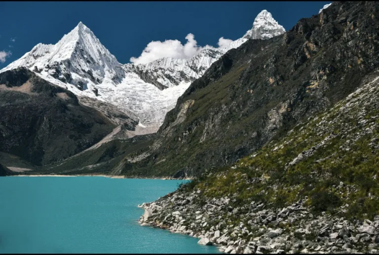 Nevado Artesonraju al fondo de la Laguna Paron