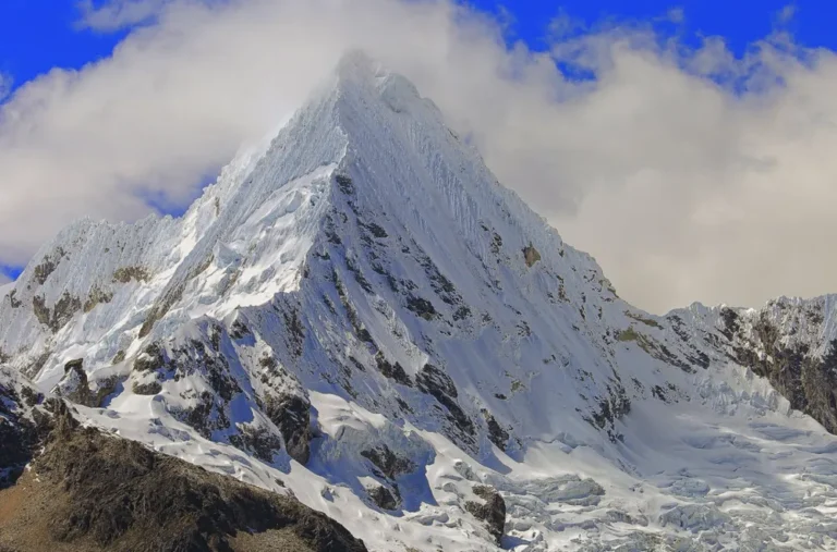 Piramide del Nevado Alpamayo